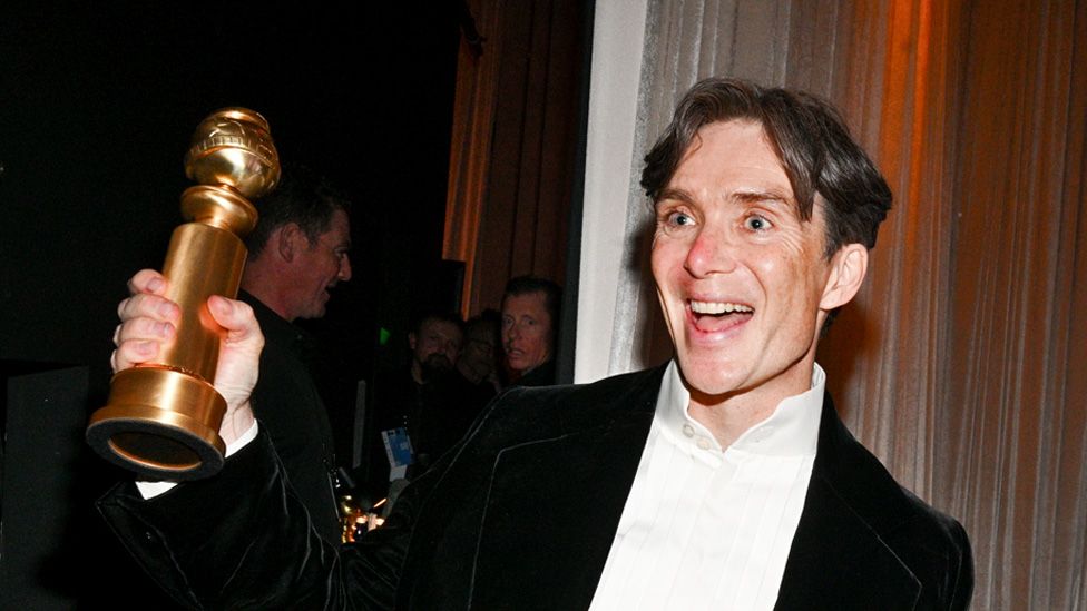 Cillian Murphy at the 81st Golden Globe Awards holding his award